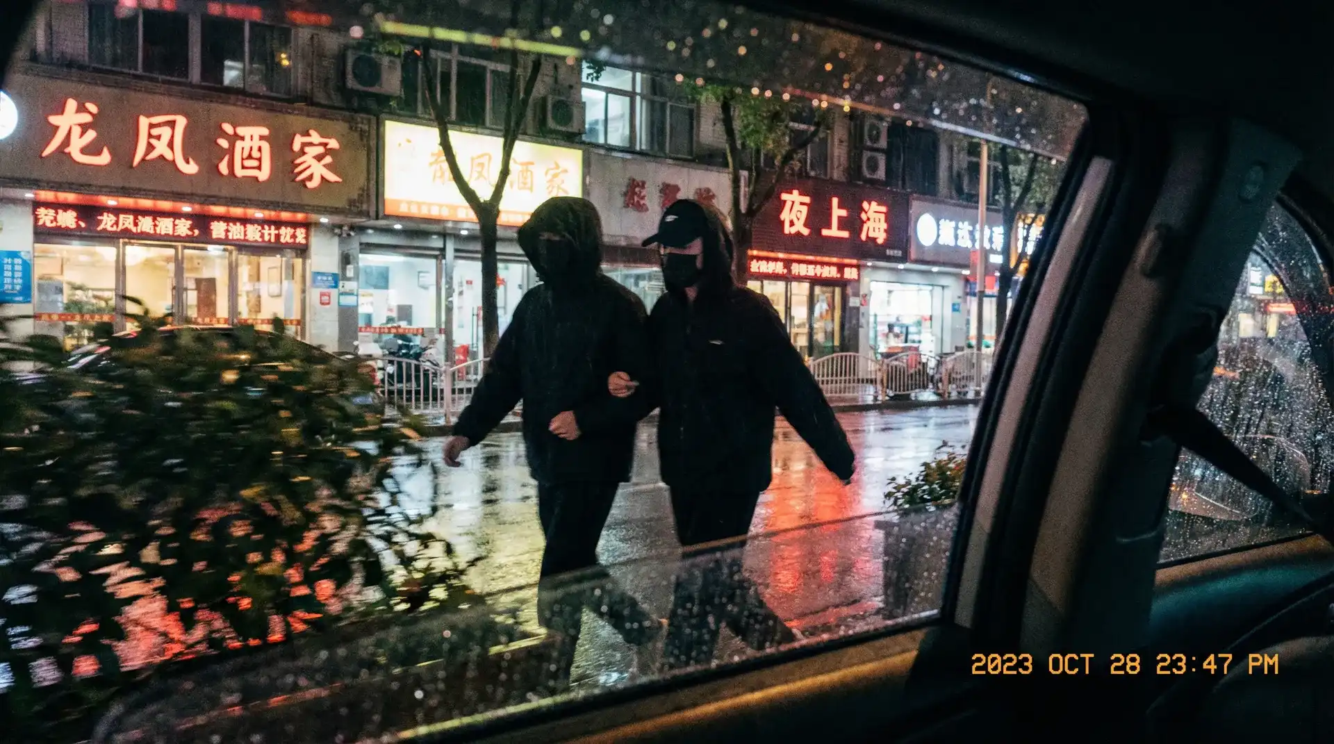 51吃瓜官网 - 51吃瓜网专题，网友热议每日更新 - 顶流明星深夜密会现场抓拍照片